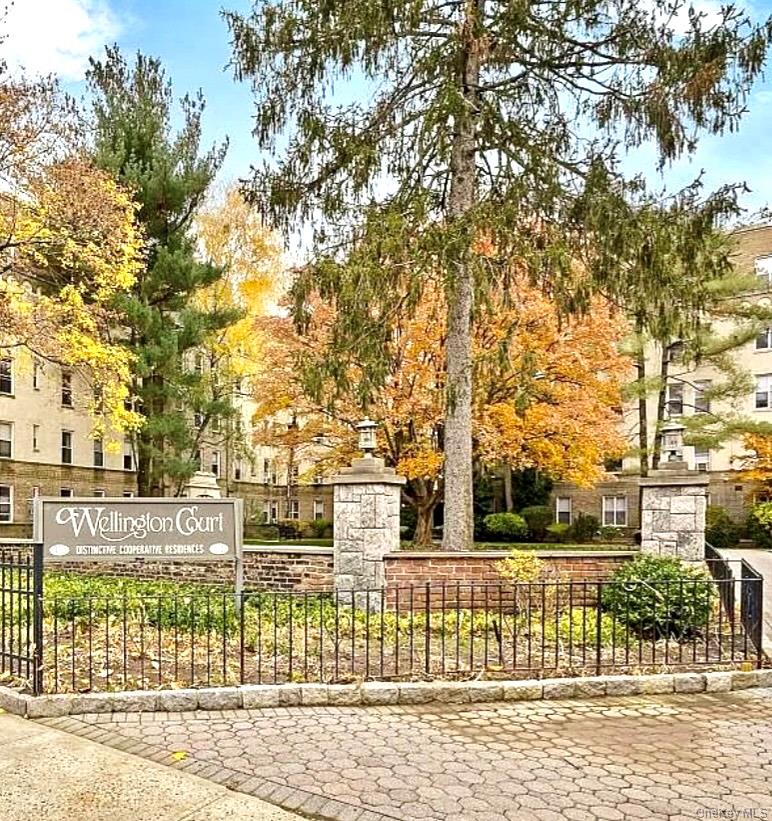 Welcome to Wellington Court!Apartment K4 is in building 2. K4 has one bedroom, one bathroom, full kitchen, dining room and huge entrance foyer. This apartment has extra large windows, high ceilings, spacious bedroom and huge living room. About four blocks from the Metronorth (30 minutes from Midtown Manhattan) and steps away from the Bee Line. Easy Access to shopping and restaurants.
