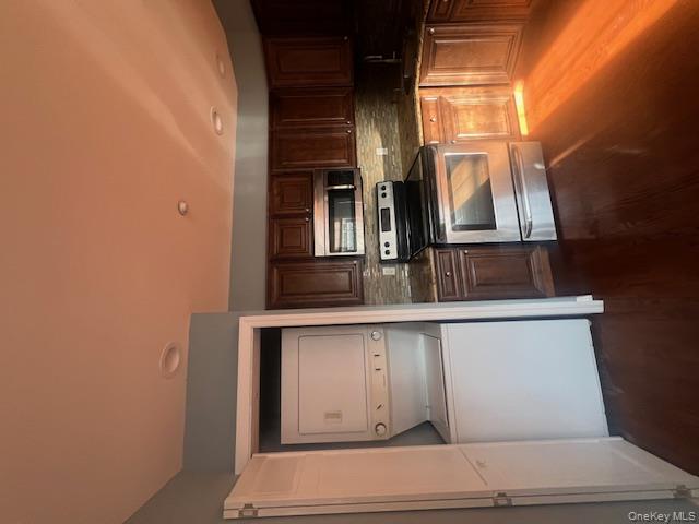 BEAUTIFUL ONE  BEDROOM APARTMENT. WOOD FLOORS EXCEPT FOR BEDROOM. WASHER AND DRYER IN APARTMENT.  KITCHEN HAS ALL WOOD CABINETS WITH GRANITE COUNTERTOPS AND MICROWAVE YOU HAVE YOUR OWN HOT WATER HEATER AND YOU CONTROL YOUR OWN THERMOSTAT, CENTAL A/C AND SECURITY CAMERA DOORBELL. OFF STREET PARKING. APARTMENT IS ONE 2ND FLOOR.