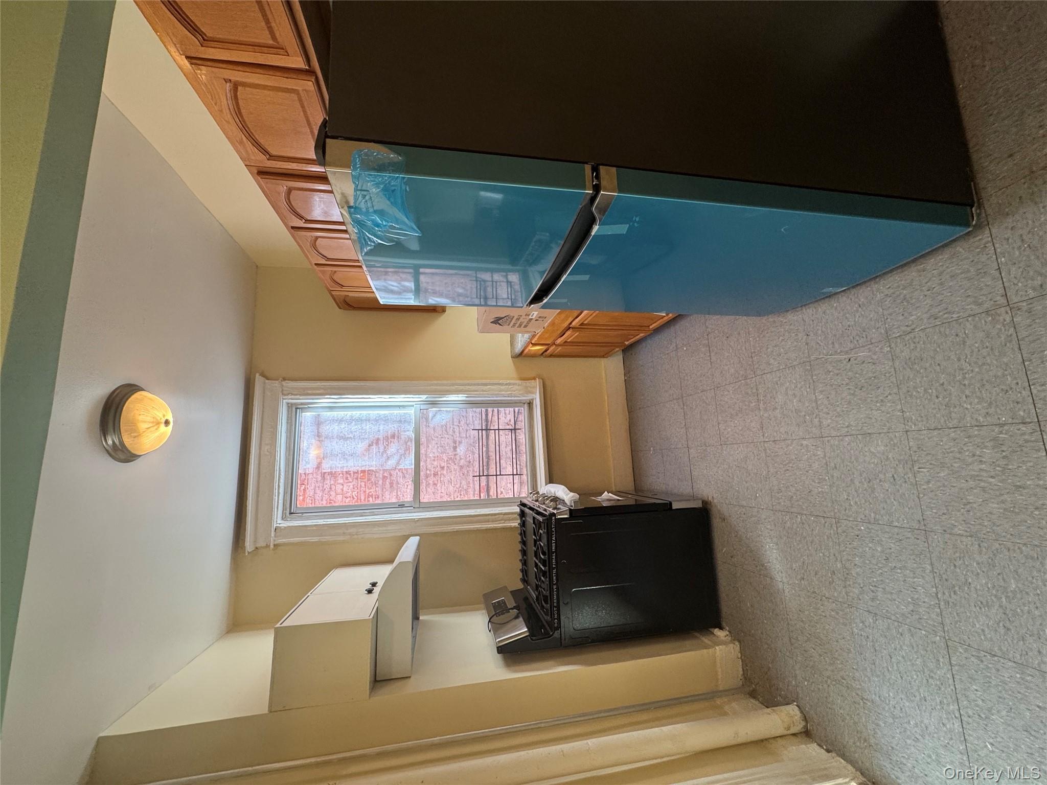 This is a cozy 4 bedroom 1 bathroom apartment, located in a well populated area. First floor unit there are a few steps to get into the apt. Close to schools, shops, Bronx zoo and botanical gardens and little Italy. Public transportation by bus. Street parking available. Accepting cash and section 8 vouchers.