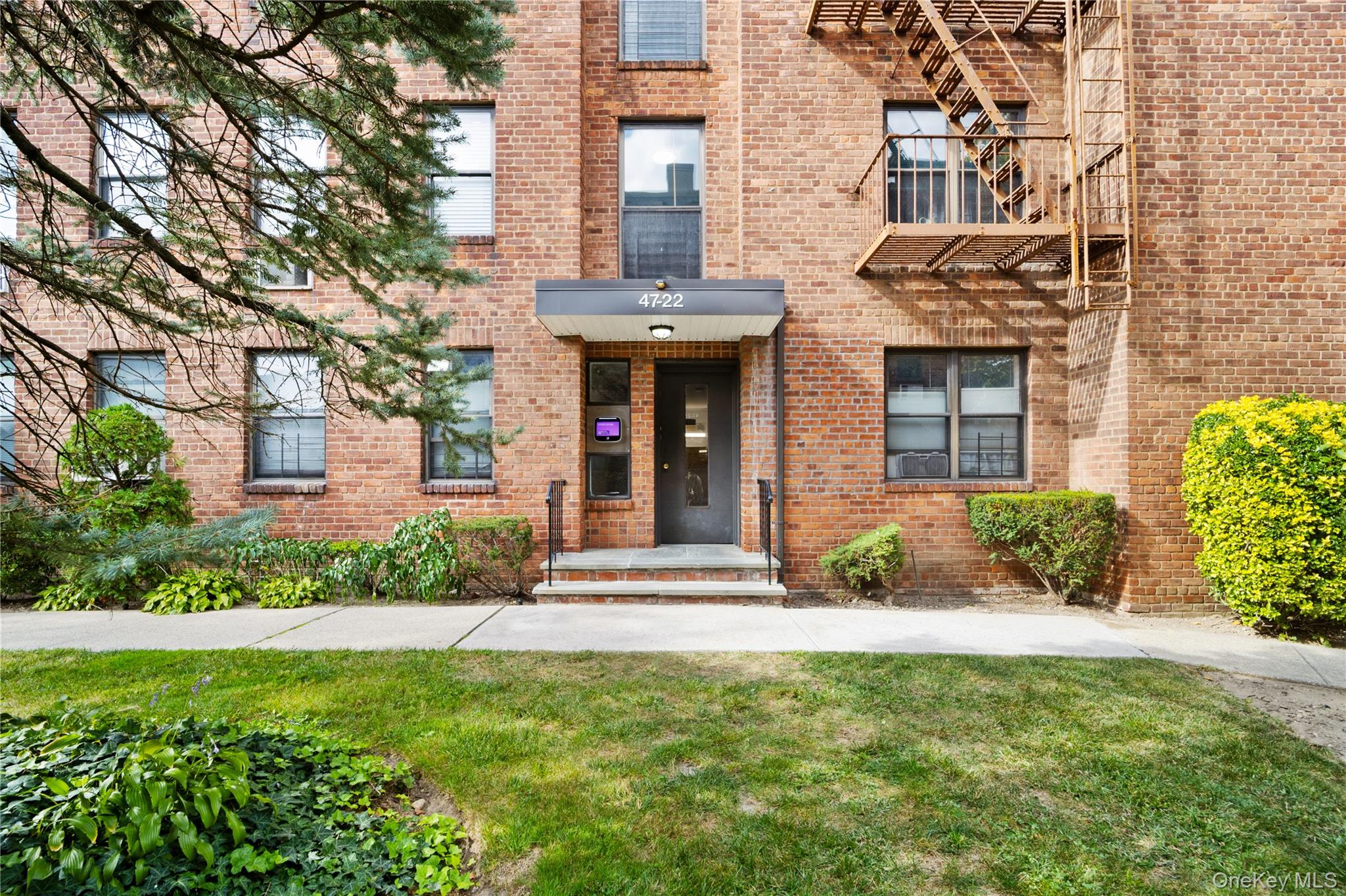 Welcome to this charming 2 Bedroom Unit located in the desirable Rocky Hill Terrace. This bright and spacious unit features gleaming hardwood floors throughout, an inviting layout and an abundance of natural light. Nestled in well maintained development, it offers both comfort and convenience with easy access to shopping, dining, transportation and schools.