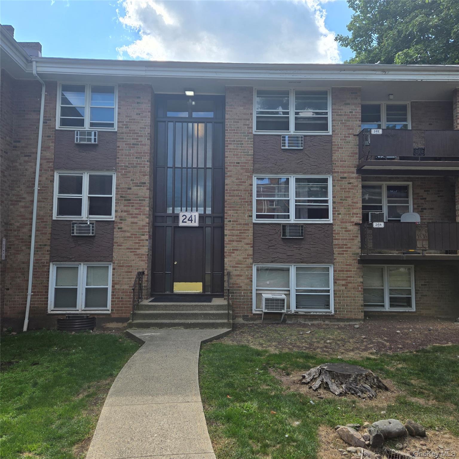 Available immediatly, FRESHLY PAINTED AND POLISHED WOOD FLOORS WITH RENOVATED KITCHEN AND BATHROOM. WITH DECK OFF KITCHEN. UNIT SIZE, AND LOT SIZE ARE APPROXIMATE.