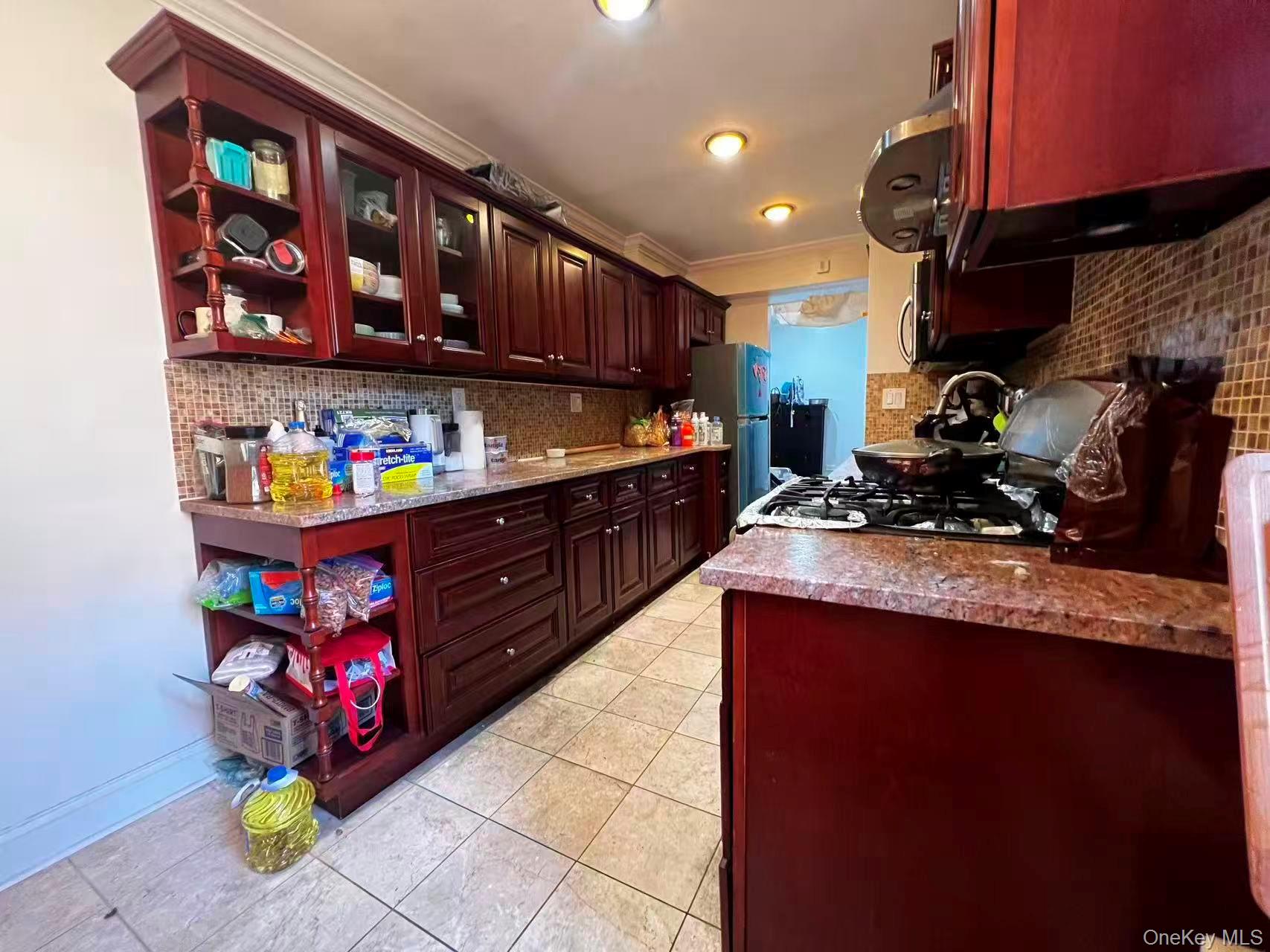 Sunny 1-Bedroom Co-op in Dara Gardens! Features a modern eat-in kitchen, spacious living room with high ceilings, hardwood floors, and ample closet space. Gated garden, 24-hr doorman/security, laundry, playground, and landscaped grounds. Indoor parking available (+$30K). Pet-friendly, sublet after 2 years. Prime location near schools, transportation, highways, shopping & dining. Move-in ready!