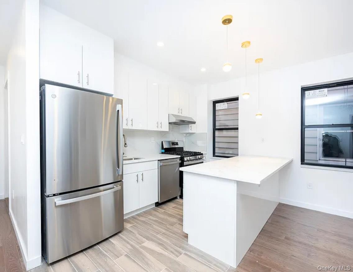 Located in the heart of Bronx&rsquo;s Little Italy, surrounded by shops, restaurants, just step away from Arthur Avenue. Only one block away from Fordham University and a short three minutes walk to the Bronx Zoo and the Botanical Garden. The house has just completely renovated, everything is brand new!