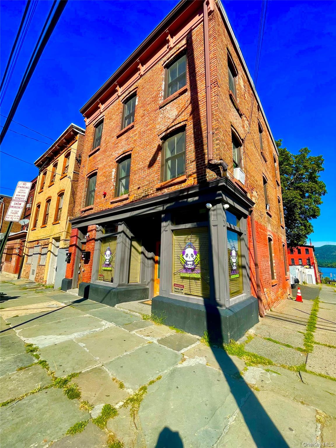 Renovated 2 bedrooms, 1 bathroom apartment. Newer kitchen and appliances. Lots of natural lighting. Close to the waterfront, shops and restaurants.Short drive to I84 & I87. Come take a look!