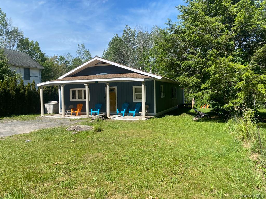 Beautiful and well maintained house available for 4, 6 or 12 month lease. Centrally located. Well insulated home. Nice backyard. 5 minute drive to hunter ski mountain.