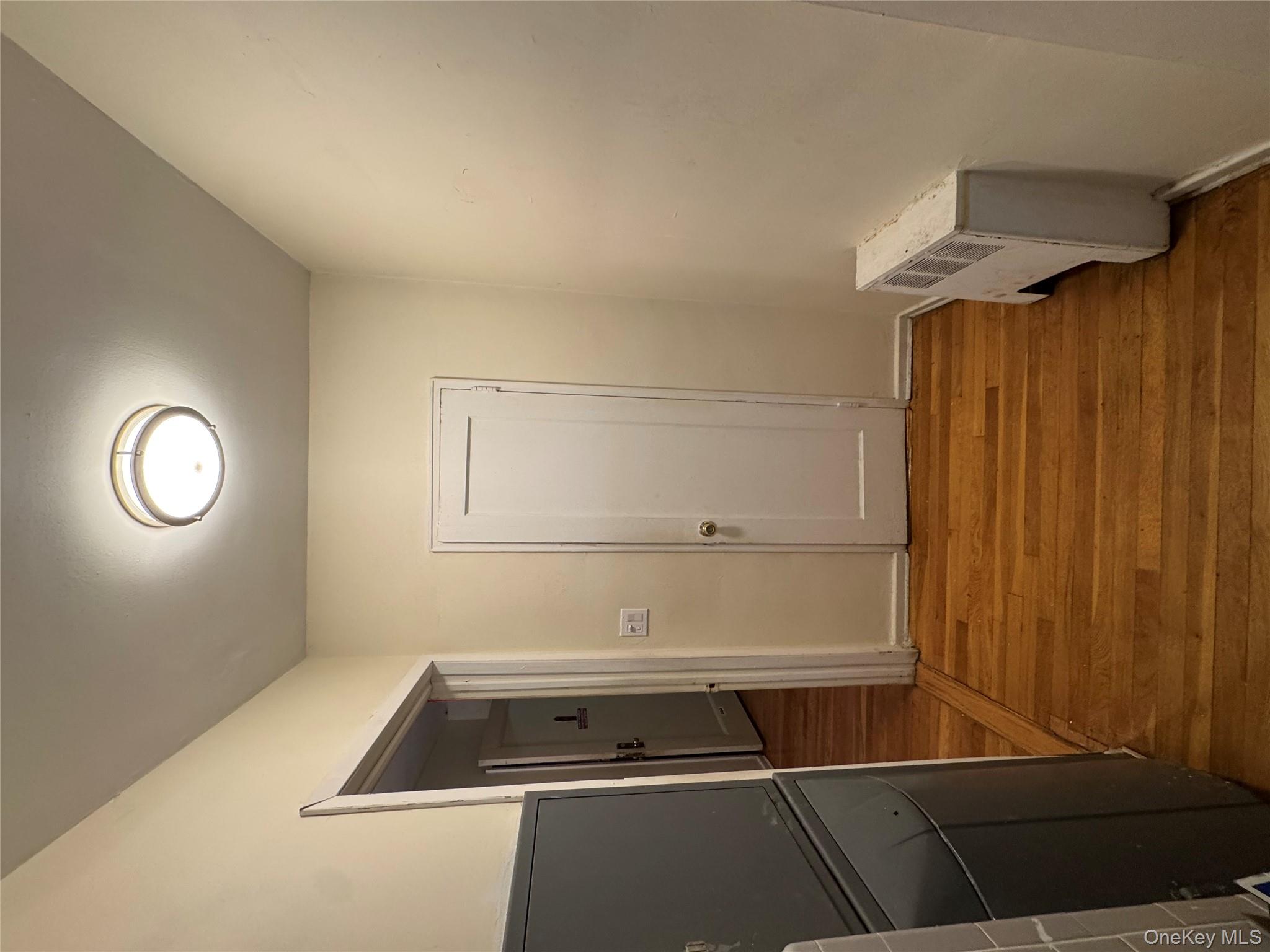 Studio unit located in the heart of Freeport close to shopping, restaurants, waterfront and more. A perfect 1st time buyer opportunity this studio does not feel small. plenty of closet space for storage and additional storage available. On-site laundry and private parking. this studio is a hidden gem that will continue to stay in demand.