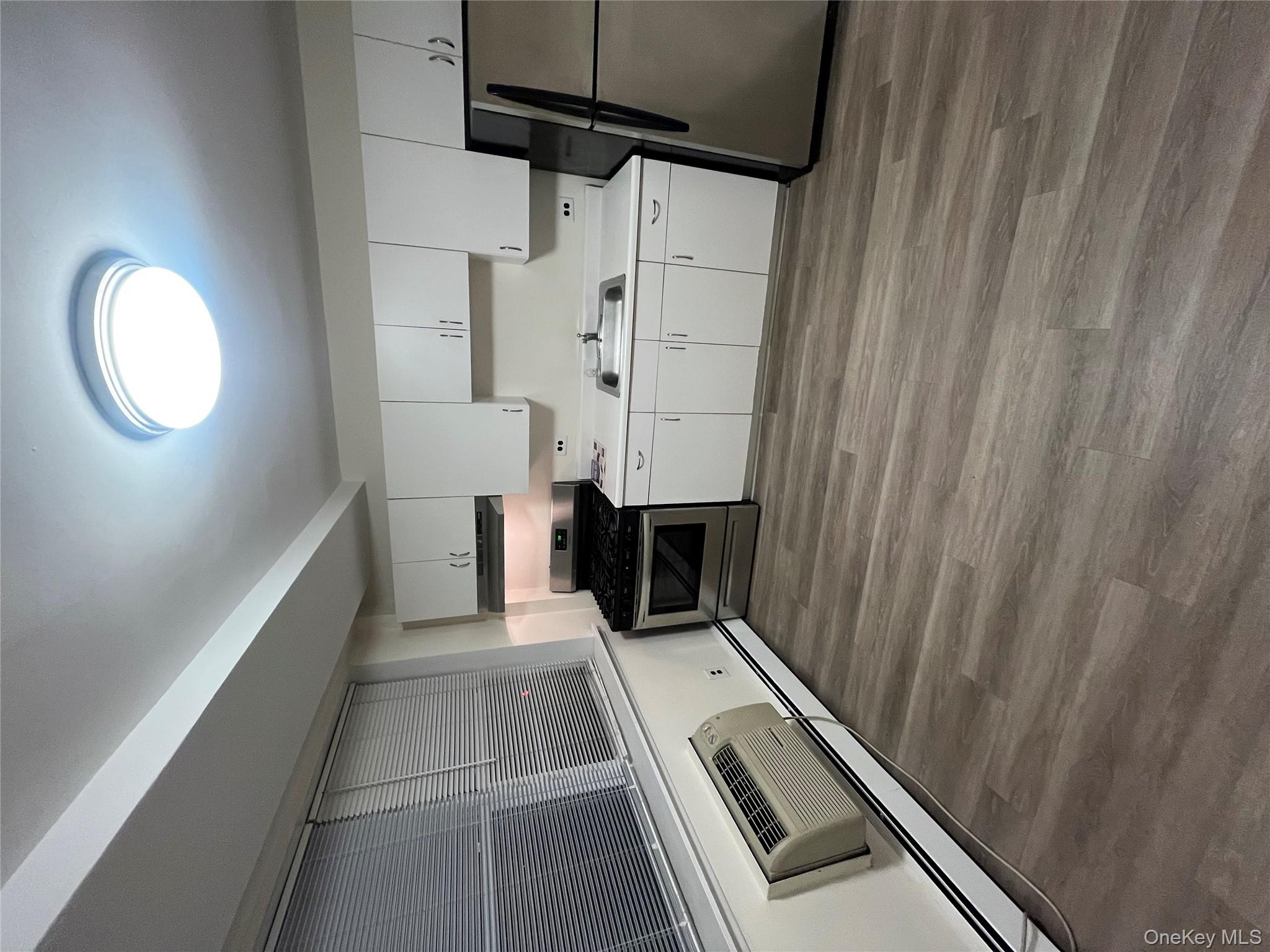 Charming studio apartment with private side entrance. Located just steps from the Pelham Train Station, schools, shops, playground, and tennis courts. Includes basement laundry and dedicated storage.