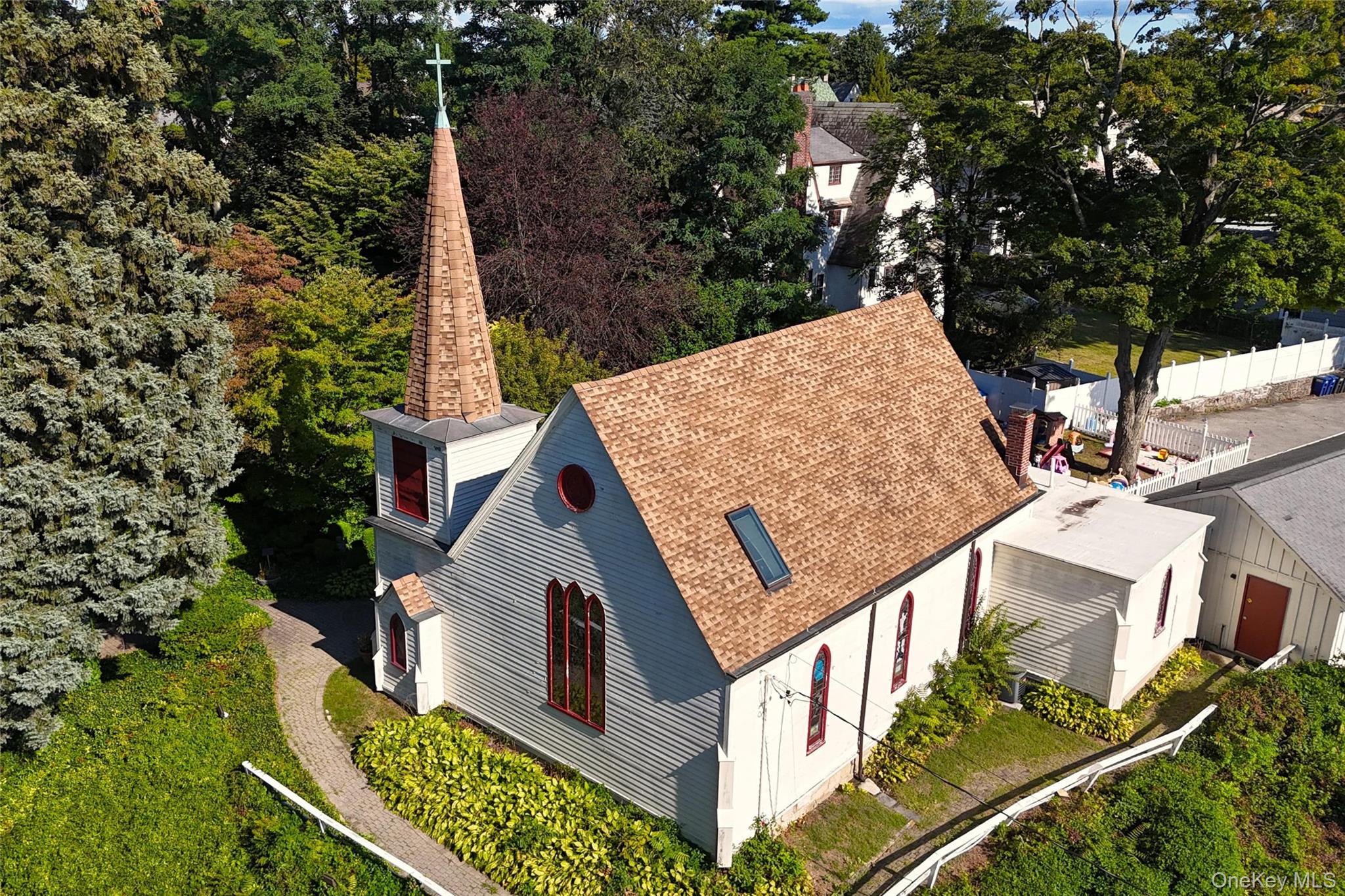 New Rochelle church with easy access to Hutchinson River Parkway at North Avenue. 1, 300sf Worship Space seating approximately 90 with Choir Loft and Organ. Includes 500sf Parish Office in separate building, and non-exclusive use of adjoining Prayer Garden. Immediate availability.