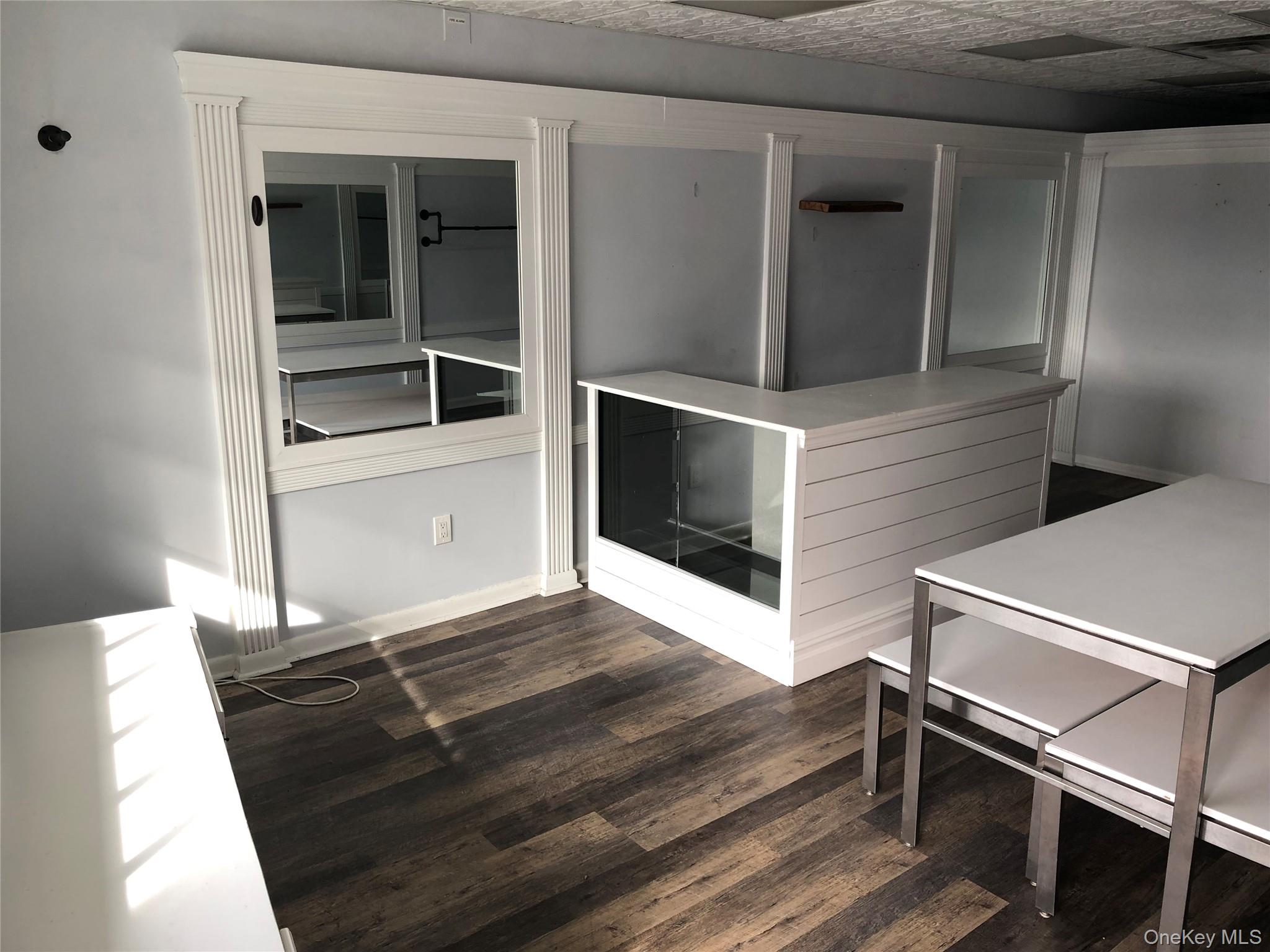 600 SF retail store front for lease in great neighborhood shopping center. The space has a gorgeous buildout. $30 NNN + $9.58 For CAM, Tax and Insurance. Estimated Monthly Rent $1979.00