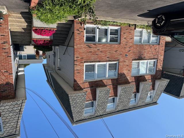 Updated 2 Bedroom, 1.5 Bath Duplex Apartment w/Patio and Backyard Area. Close to Manorhaven Community Park and Shopping.