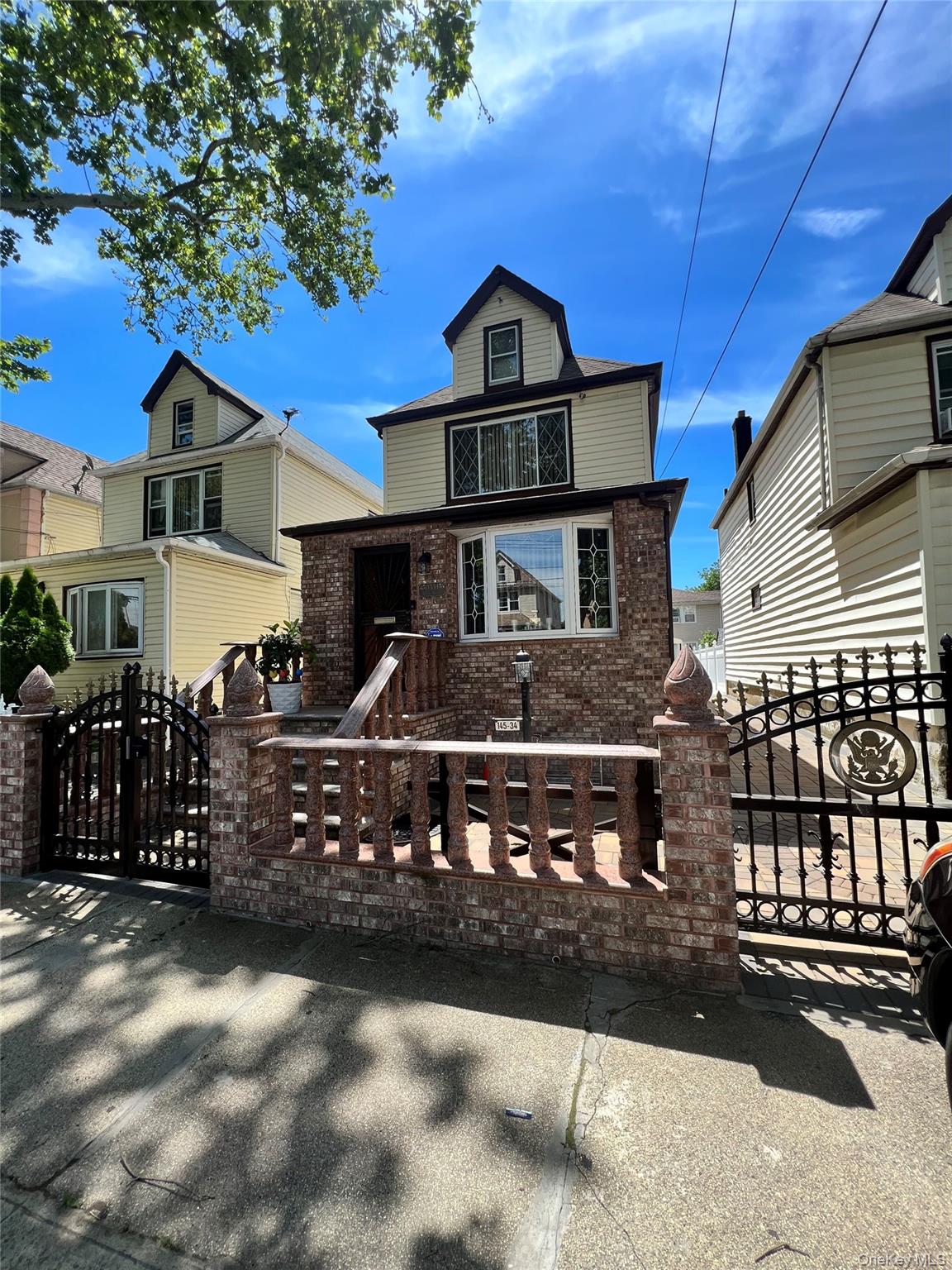Lovely 1 family house. Just pack your belongings and move in. Great front appeal. Near to JFK, LIRR, Subway System, Bus Terminal and Air Train.