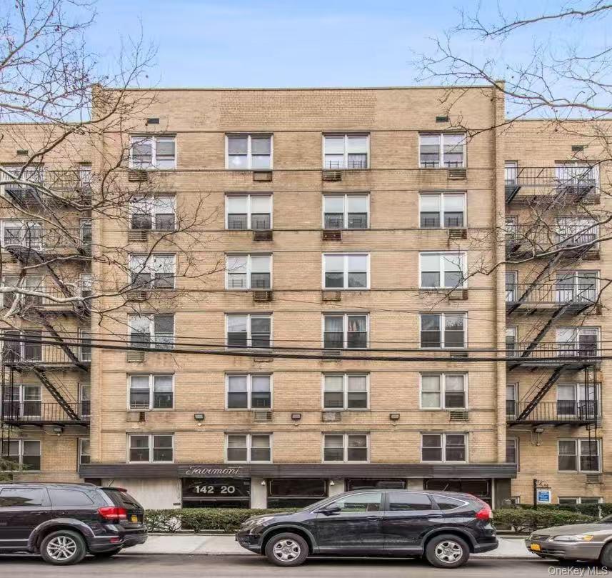 Condo for sale in the heart of Downtown Flushing, located at Franklin Ave and Kissena Blvd. Spacious 1-bedroom with living room that can be easily converted into a 2-bedroom layout. Unit is vacant and available for immediate showing.