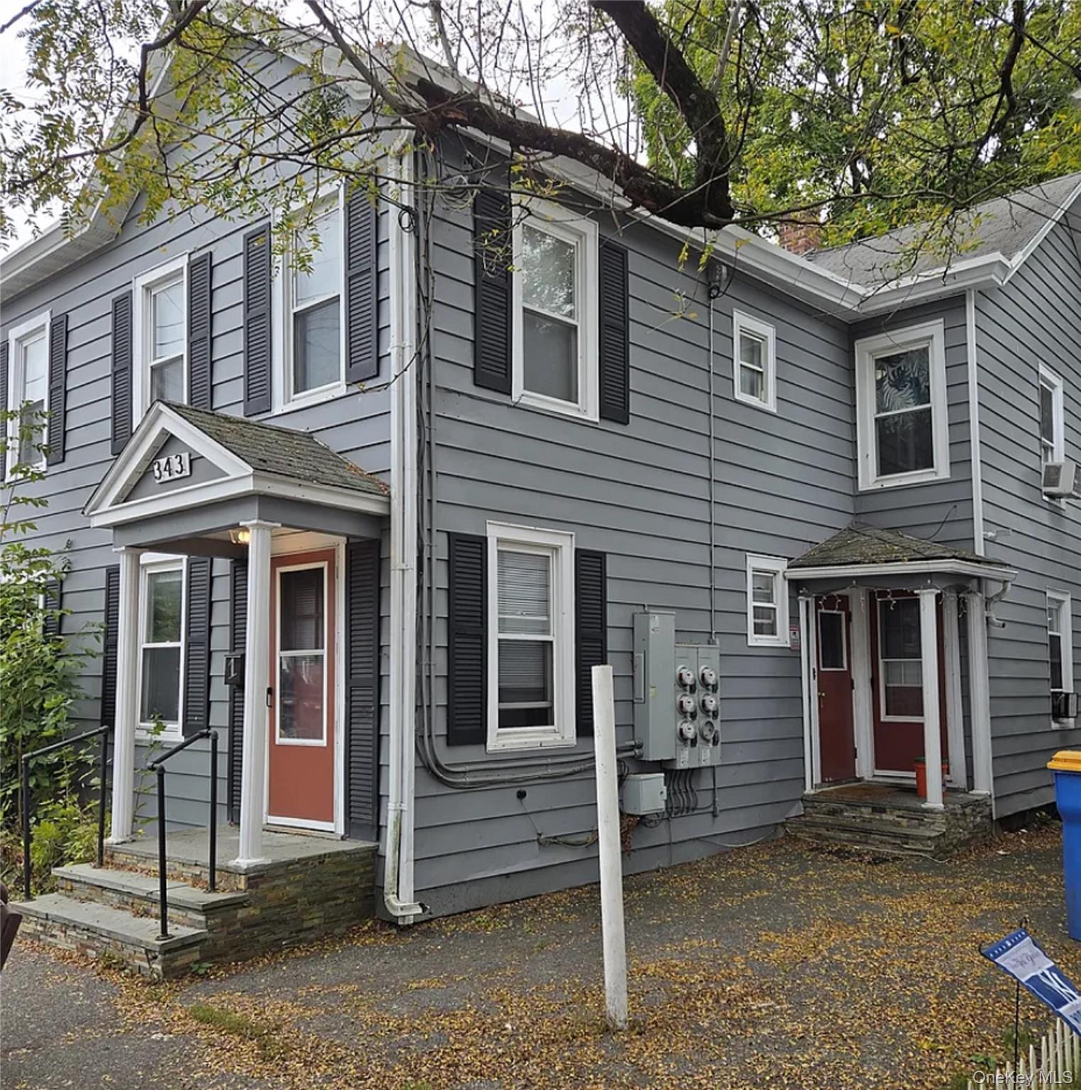 Conveniently located in the heart of Kingston, nearby shopping and public transportation. Laundromat located across the street.