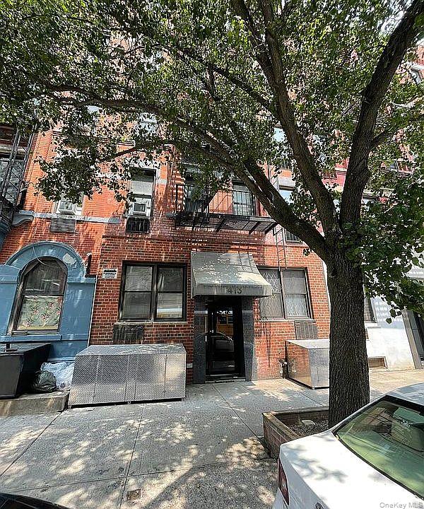 PRIME UPPER EAST SIDE - Lovely Studio with new hardwood floors, nice sized closet, faces quiet rear back yard, laundry on York AVE, walkup building (walk up two flights to third floor, TONS of Shopping & 86st Subway close by.