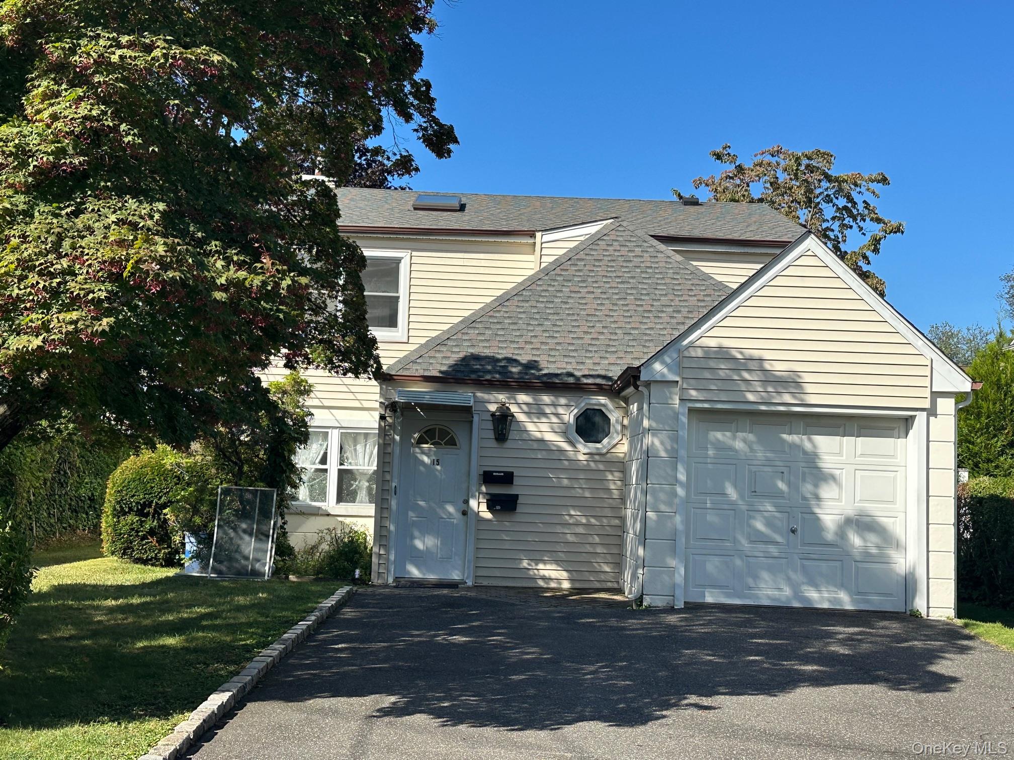 Sunny Open Concept 2 Bedroom, Full Bath Apartment in Manhasset Isle. Hardwood Floors Throughout. Beach Rights.