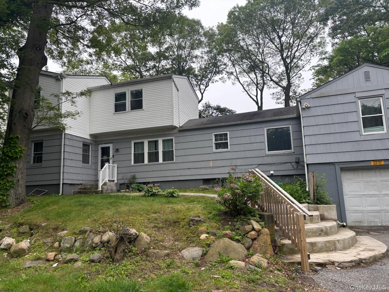 Newly updated 3 Bedroom 2 full bath, living room, dining, large yard laundromat and kitchen. Accepting section 8.
