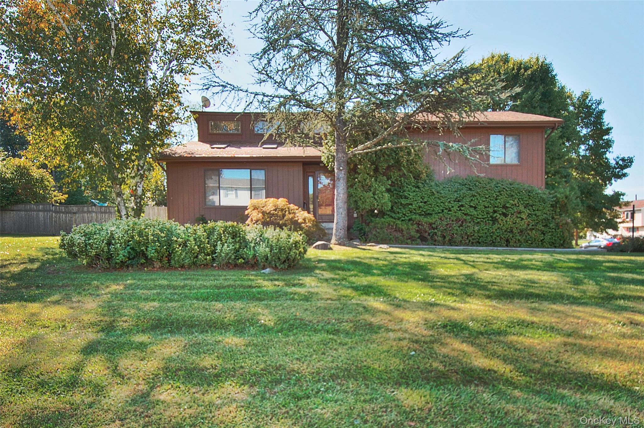 BUTTER HILL ESTATES!! SPECTACULAR SPLIT! Prime Corner Lot! Open Floor Plan! 3 Bedrooms! 2 1/2 Bathrooms! 2 Car Garage! Eat In Kitchen! Formal Dining with Sliders to Deck! Living Room! Family Room! Master Bedroom Suite! Cathedral Ceilings! Central Air! Beautiful Level Fenced in Private Yard! Great for Entertaining! Municipal Services! Perfect Commuter Location! Close to Major Highways, Buses, Airport and Shopping!