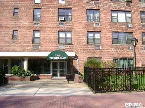 This fully updated L-shaped studio is in a well-maintained building close the the center of town. Brand new kitchen and bath, laminate floors throughout--there is no apartment below so wall to wall carpeting is not required. A parking space is available for $45/month. Amenities include a laundry room with 2 washers and dryers on each floor; a party room with a kitchen and bathroom available to rent on a 1st come, first served basis; and a storage room with assigned lockers. Low-cost electric is provided by the Village of Freeport Electric Company.
