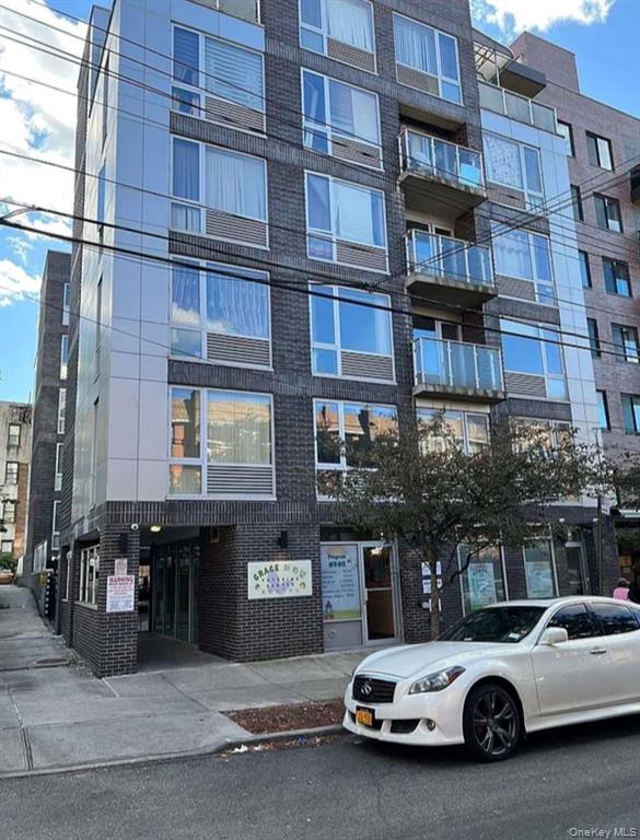 Located in the heart of Flushing at the intersection of 34 Ave and Union St, this community facility is now available for Lease. The property boasts 924 sqft of versatile space, perfect for various businesses such as tutoring schools, after-school programs, community associations, and churches. Just a 10-minute walk to Main Street, downtown Flushing, the area offers high foot traffic and convenient transportation options.