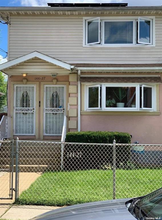 Move in ready 3 bedrooms, kitchen, full bath, wood floors, stainless steel appliances. Tenant screening NTN, credit check and proof of funds, if needed. 1 month security deposit. All information should be independently verified. NO SMOKING. NO PETS. Located close to all amenities., Additional information: Appearance: Excellent