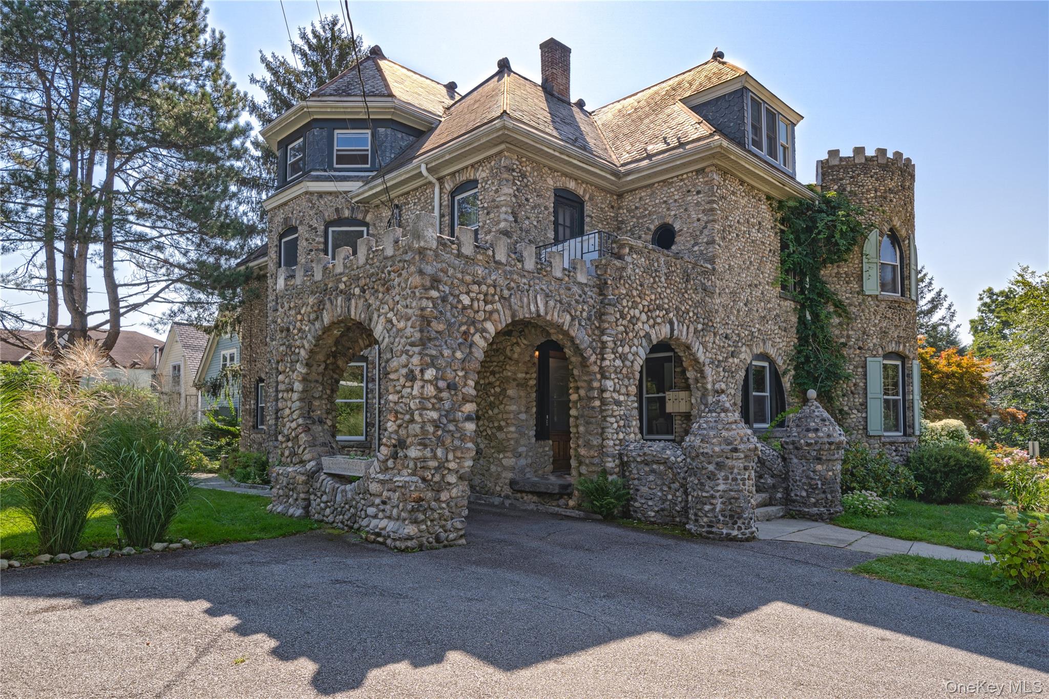 Grand living in the heart of the village of Katonah. 3 Bedrooms, 2 baths. Freshly painted and brand new kitchen.  One block to Metro North - 1 hour to Grand Central. and close proximity to local restaurants and shopping. Assigned parking. Close to highways, airport, corporate centers and White Plains. Assigned off street parking. Short-term option available.
