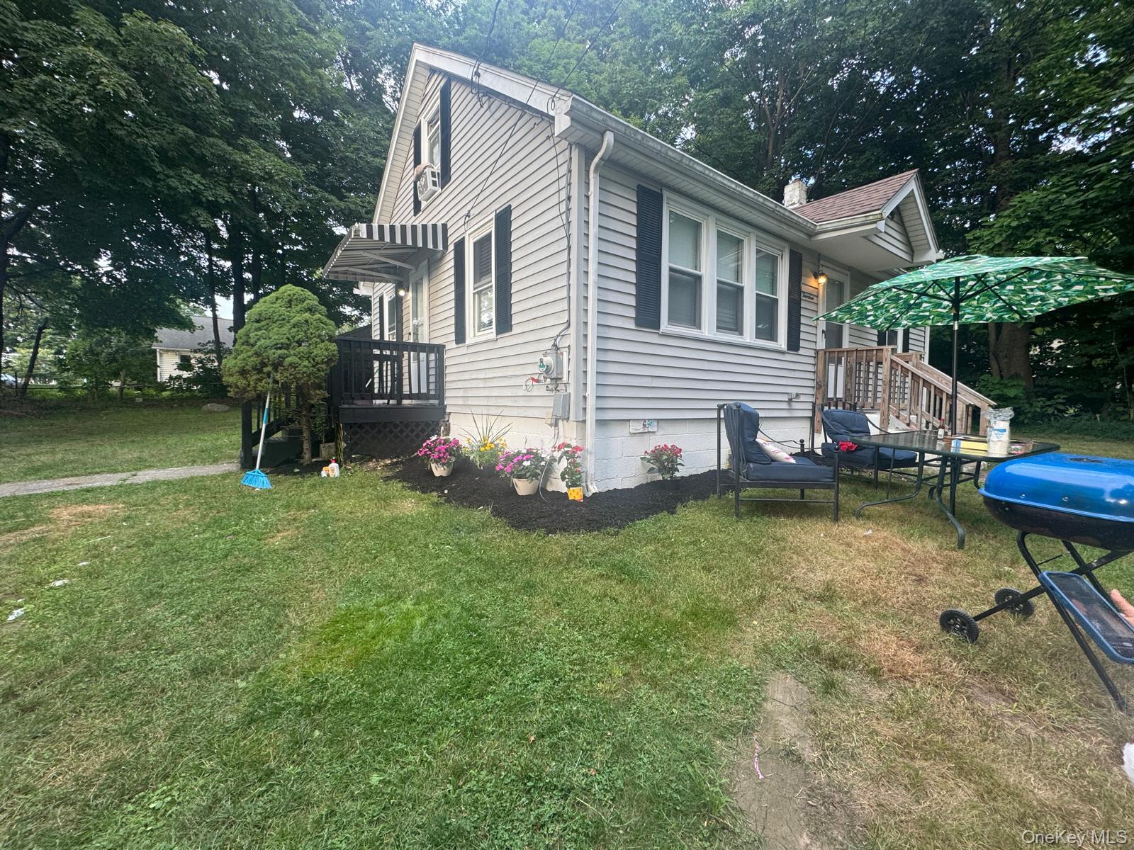 Stunning Rental Home!Enjoy this beautiful house featuring a lovely kitchen, spacious bedrooms, and a generous-sized property. Conveniently located just minutes from shopping malls. A perfect blend of comfort and convenience
