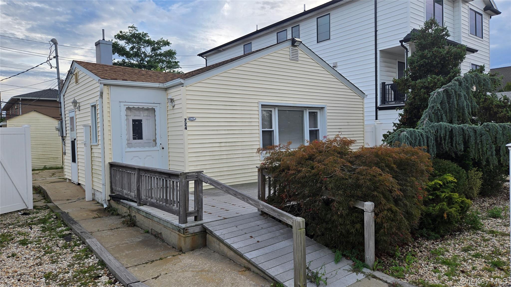 Medical Office for Lease! (Private Houseâ€¦entire house) For Lease - Professional Zone. 1065sqft, Waiting Room, Reception, 3 Exam Rooms, Kitchen, Bathroom & Backyard.Listed rate may not include certain utilities, building services and property expensesFits 3 - 8 PeopleFront Deck. Storage Shed.