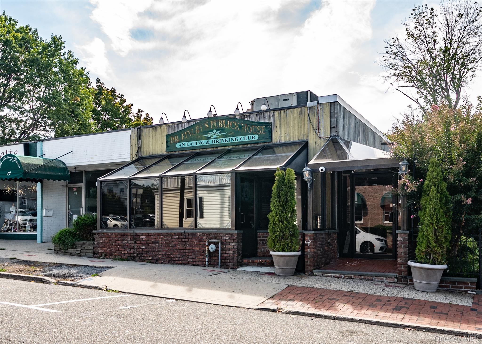 Finley&rsquo;s of Green Street Bar available to lease. 2000 sqft includes beautiful oak bar, two bathrooms, a stage area. The basement is full unfinished with a caged storage area and a fully functioning tap room. Don&rsquo;t miss this opportunity to open a Classic Village bar. Town parking is across the street and street parking is available.