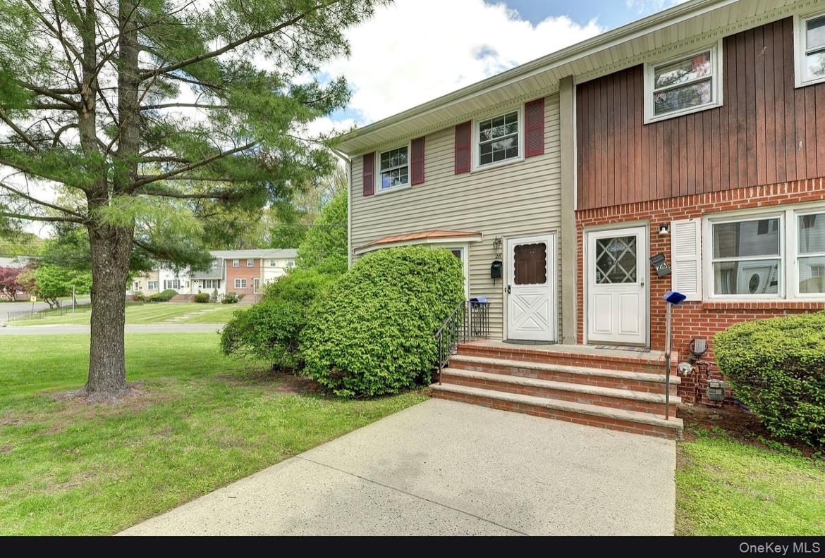 Lovely end unit. Close to stores, buses and schools. Available immediately