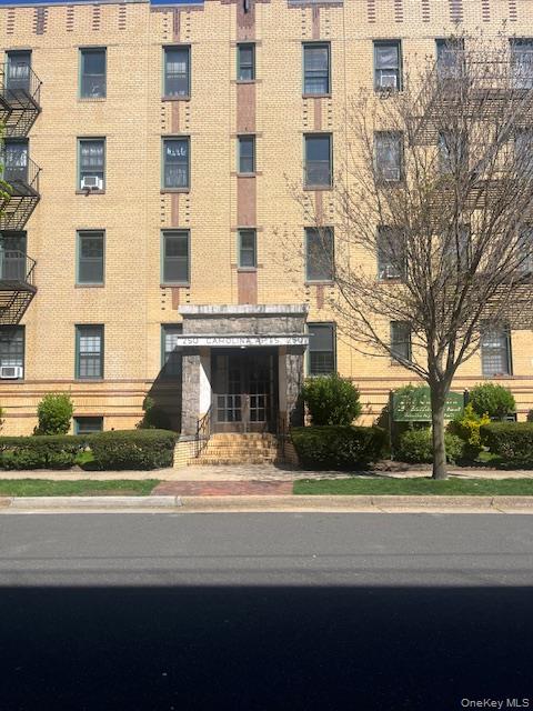 *Charming Studio Apartment in the Heart of Mineola *Heat and Water Included in Rent *Parking Available for $100 a month *Just blocks to LIRR, Shopping, Hospital, Restaurants and More!