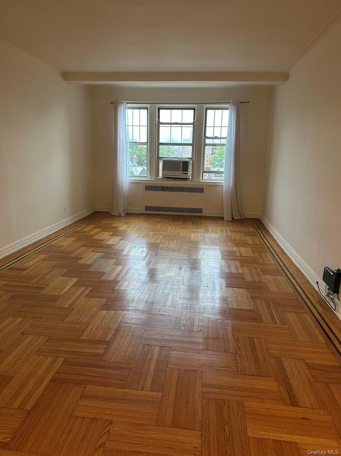 Spacious 1 bedroom apartment in the heart of Forest Hills generously size 1BR located just 2 mins from the E &F trains. Surrounded by top-rated shops and restaurants. Evening and weekend doorman for added convenience.