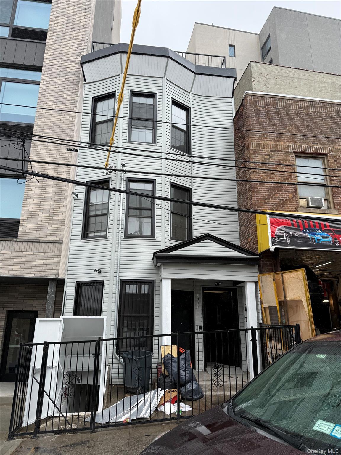 FULLY RENOVATED 3 BEDROOM 2 BATHROOM APARTMENT LOCATED ON THE FIRST FLOOR. GAS AND ELECTRICITY NOT INCLUDED, THAT WILL BE THE TENANTS RESPOSIBILTY.