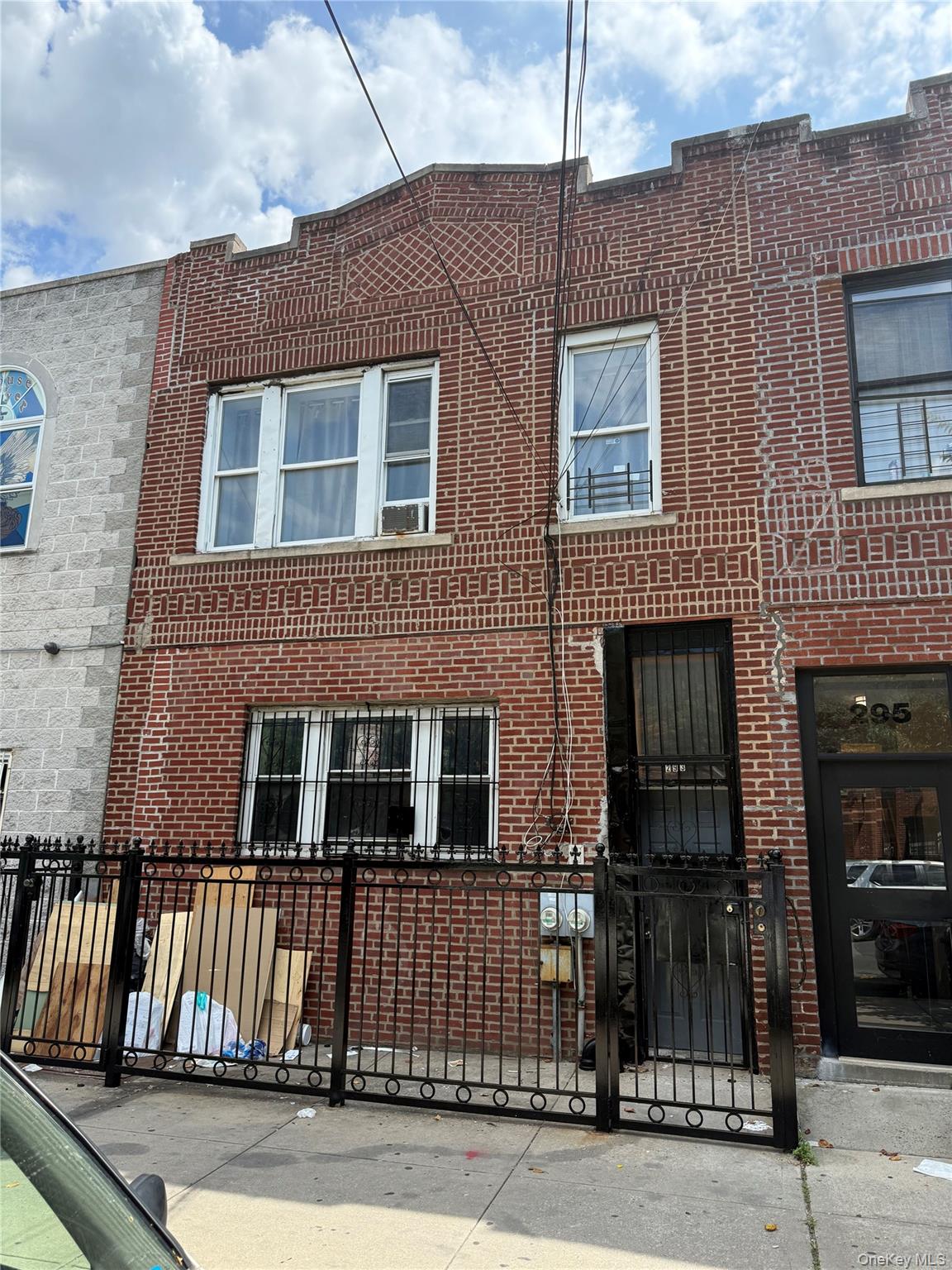GOOD CONDITION 3 BEDROOM 1 BATHROOM APARTMENT LOCATED ON THE FIRST FLOOR. GAS AND ELECTRIC IS NOT INCLUDED IN THE RENT, THAT WILL BE THE TENANTS RESPONSIBILITY.