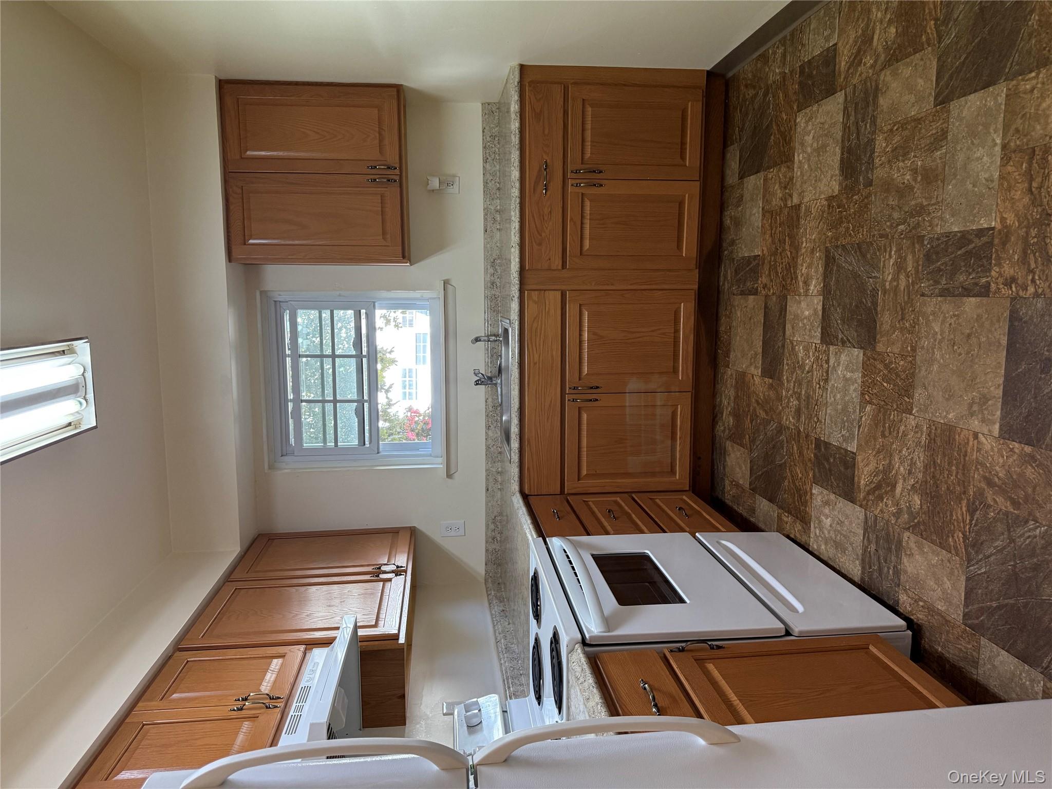 Move in ready! Spacious ground floor 1 bedroom apartment with great closet space! No stairs, bright, freshly painted and commuter friendly! Close to shopping, eateries, library, banks and much more. Check it out! (Tenant pays for electric, water/sewer)