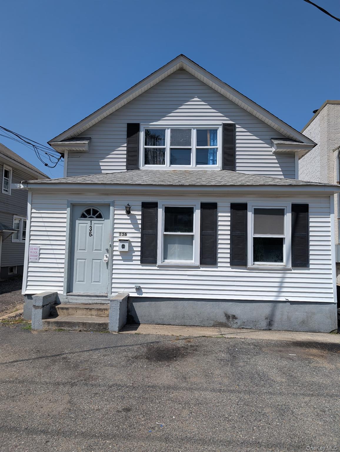 This 5-bedroom, 1.5-bath Colonial home offers 2, 000 sq ft of living space with 5 bedrooms and a 1.5 bathrooms. Conveniently located near shops, parks, and public transportation.