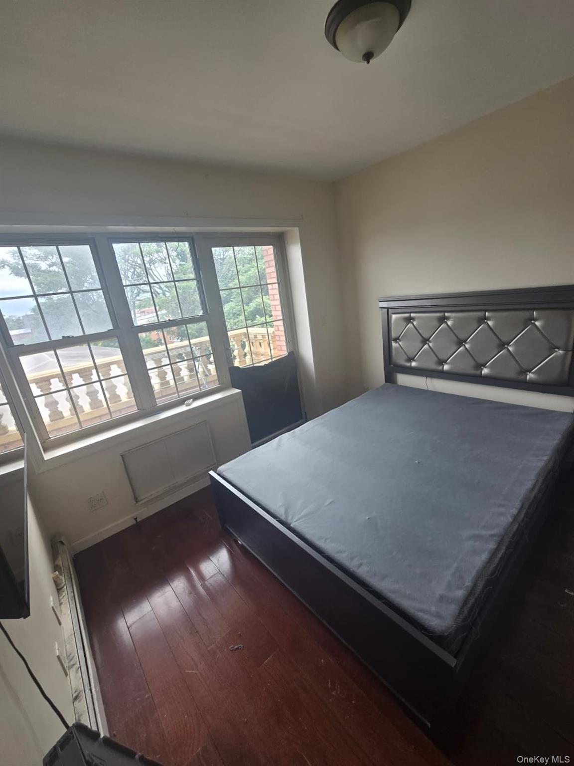 1 bedroom, kitchen, bathroom. Close to the 7 train and buses. Ready to move.