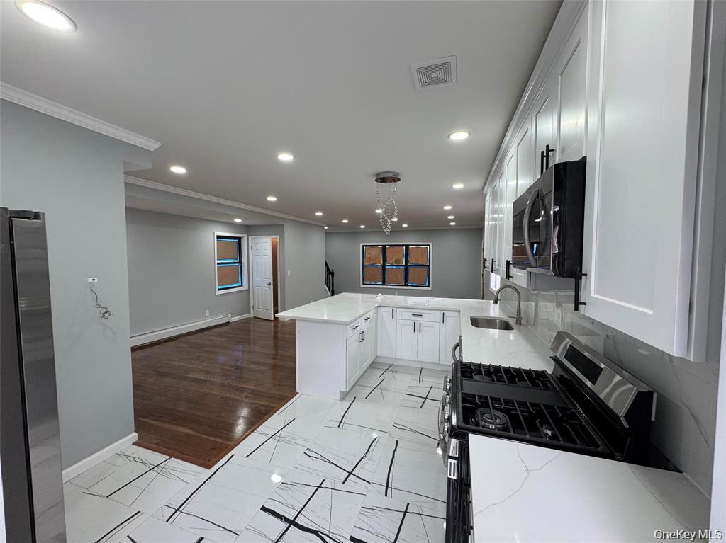 All info is deemed reliable but not guaranteed. All offers are in writing and accompanied by a preapproved mortgage letter or proof of funds. Can be a possible Mother/ Daughter with proper permits. Possible 4-5 Bedroom., Additional information: Appearance:Mint +++