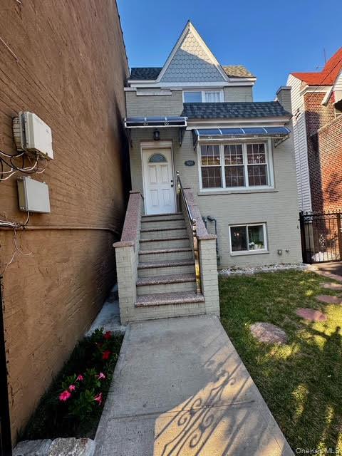 Recently Renovated 3 Bedroom Apartment Discover this modern, recently renovated sun-drenched 3-bedrooms, 1.5-bathroom apartment in the desirable Wakefield neighborhood area. Featuring an open concept living/dining/kitchen area with large windows. The updated kitchen is equipped with stainless steel appliances such a stove, refrigerator and microwave. The unit also includes on the 1st floor a guest half bath along with laundry room, storage and entry way foyer.The 2nd floor features 3 bedrooms and a full bathroom, ample space for a home office, guests, or a growing household. This property is situated just minutes from parks, houses of worship, shopping & dining with easy access to public transit (buses & trains) along easy access to major highways. â€¢ Rent: $3, 350 â€¢ Availability: 10/01/2025 â€¢ Pets: No pets allowed â€¢ Parking: onsite parking allowed in driveway