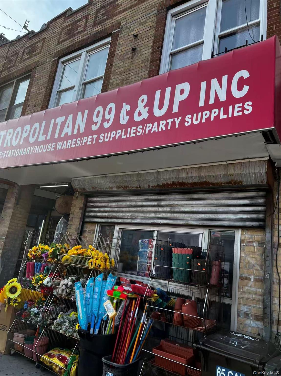 Mixed use property for sale. 1st FL Store. 2nd FL 2 bedrooms apartment. 3rd FL 2 bedrooms apartment.