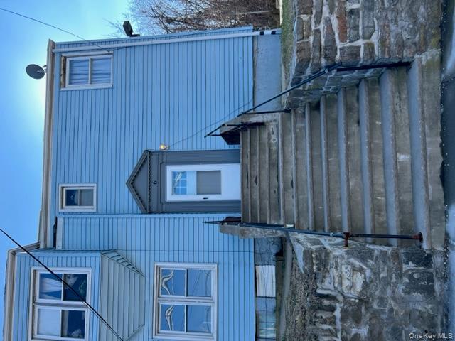 Bryn Mawr, Yonkers: Newly renovated first-floor one bedroom apt. Eat-in-kitchen with stainless steel appliances, large sunny living room, lots of closets, use of backyard. Close to all; transportation, shopping, restaurants, etc., Plenty of street parking.