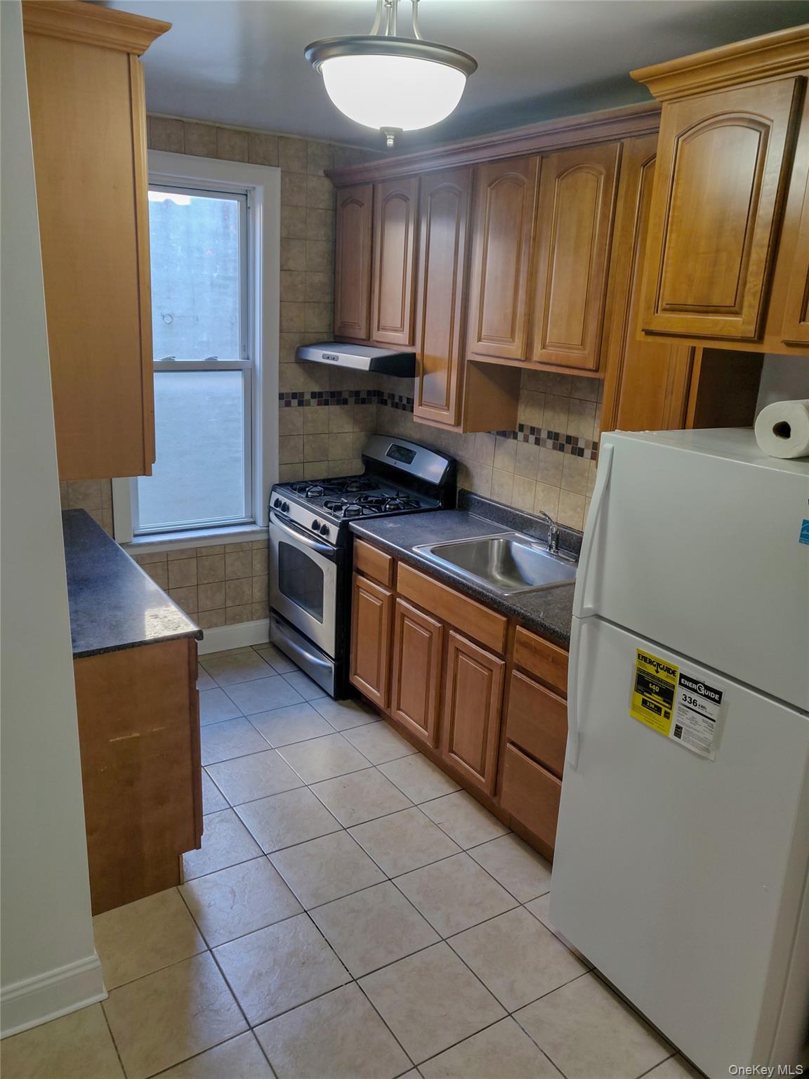 fully rented 6 units 2b/1b located in the prime location of Sunny.