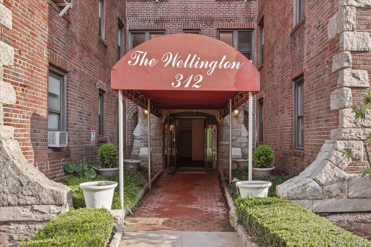Welcome to the Wellington Condominium, a 2-bedroom, 1-bath residence that blends comfortable living with strong investor appeal. Walkable neighborhood and easy access to transportation. Condo features hardwood floors, updated kitchen, and ample closet space.Monthly HOA fees are $749.19 and include heat, water, and exterior maintenance. No current assessments. Cats allowed. The Condo board has the Right of First Refusal and there is an application that will need to be completed by the buyer.