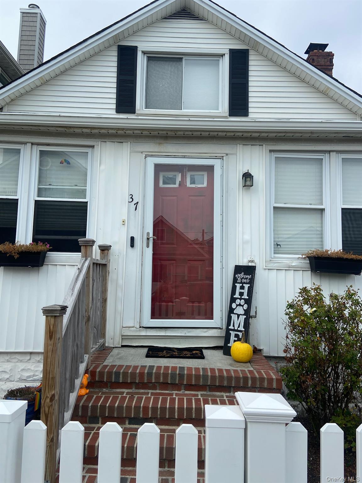 Newly Renovated Kitchen & Bathroom & Freshly Painted Oceanside Bungalow. Great Location. 2 Year Rental