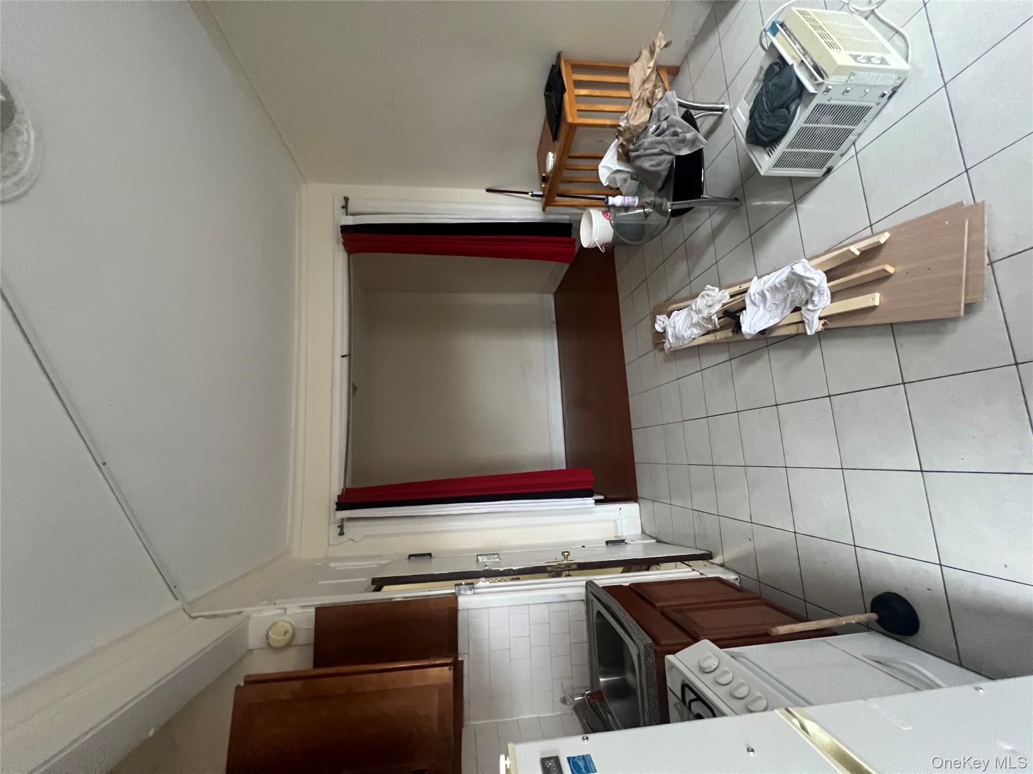 NEWLY RENOVATED 4-BED APT JUST A FEW MINUTES FROM MANHATTAN