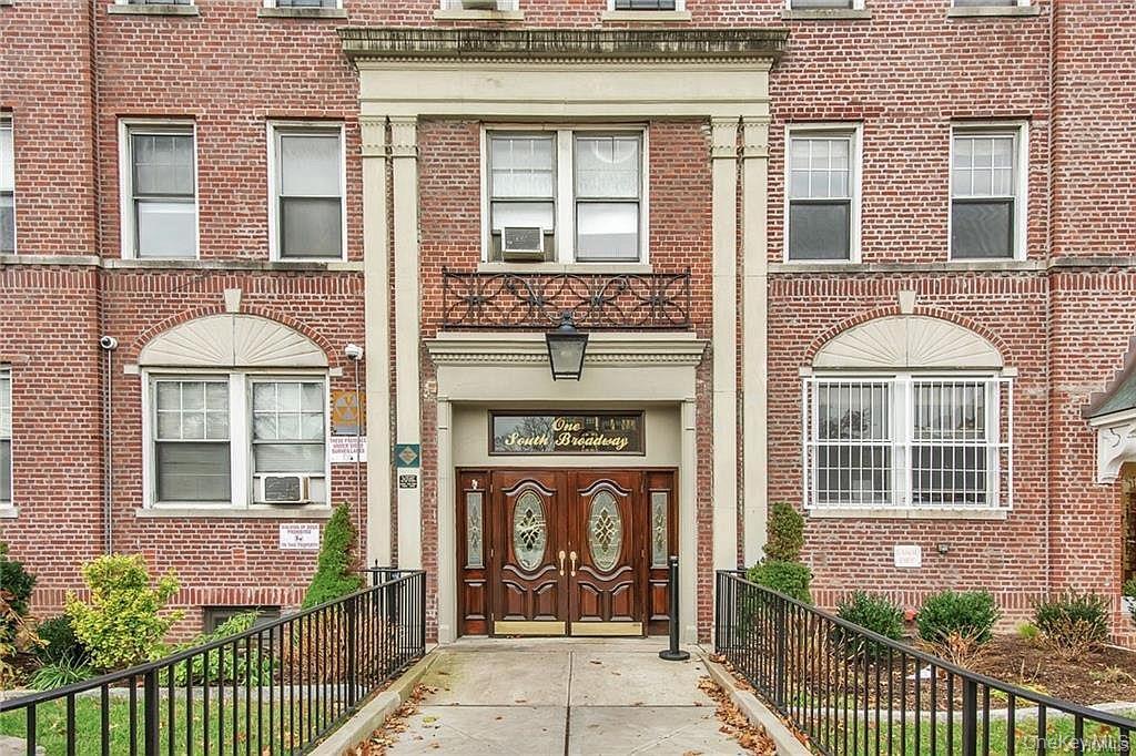 Large one bedroom apartment available in the heart of downtown White Plains. Apartment features stainless steel appliances, hardwood floors, large bedroom. Walk to everything from Super markets, restaurants, bars, pharmacy, public transportation and more.
