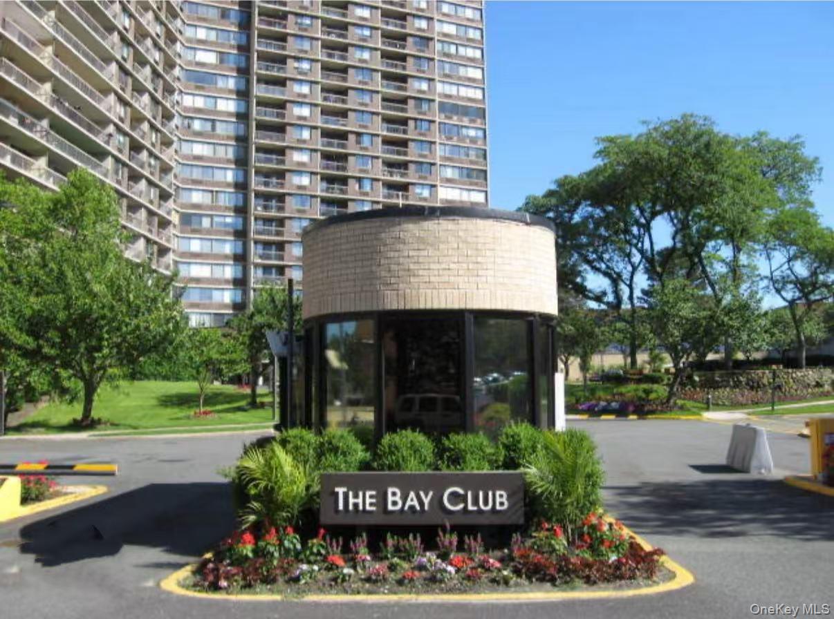 Fully renovated studio in full-service building with Olympic-size pool, gym, sauna, steam room, and arcade level with restaurant, dry cleaners, and salon. Parking available. 24-hr doorman/concierge. No smoking/pets. Tenant pays electric only. All other utilities included. No fee.
