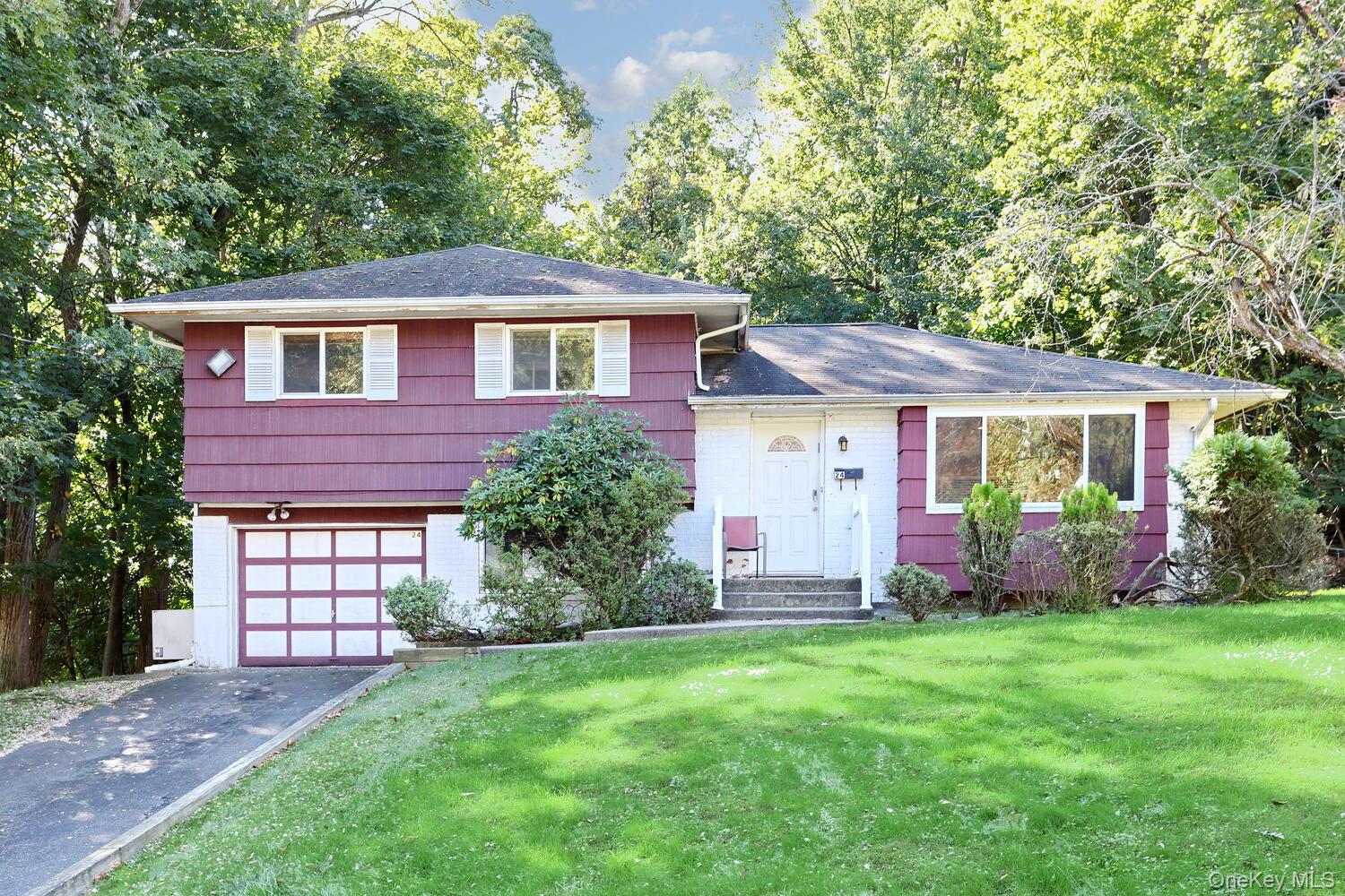 Immaculate, Move-in-ready Cameo Split , updated kitchen and baths.