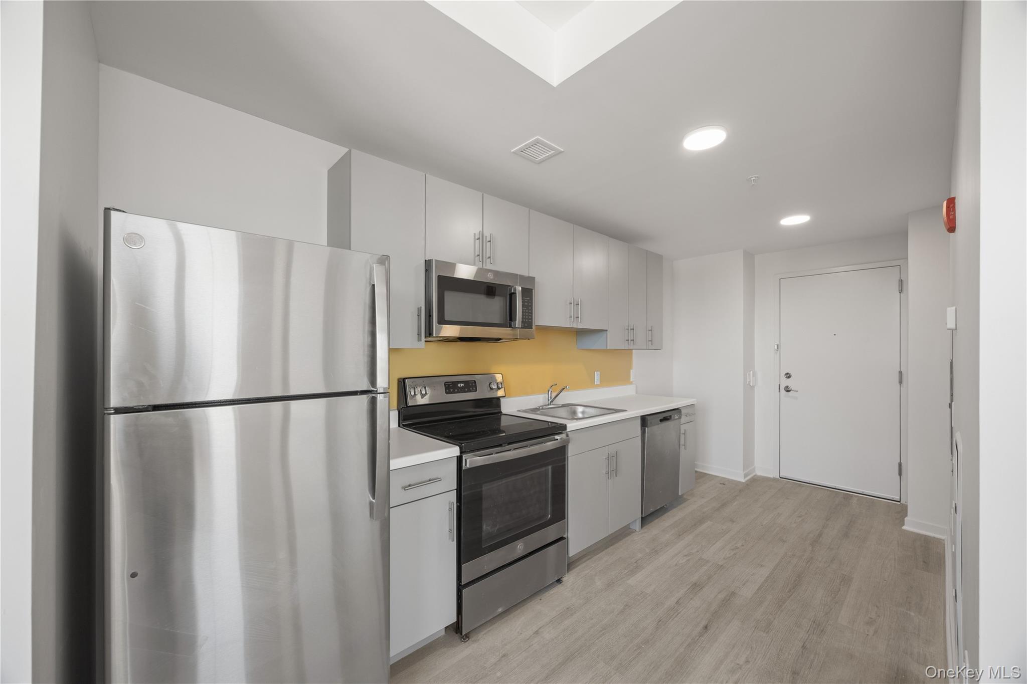 Designed for contemporary lifestyles, Regency on Hudson offers a warm and inviting live, work, play community in Yonkers. Enjoy open floor plan apartments with modern kitchens featuring stainless steel appliances. Located close to the Metro-North, local shops, and entertainment options, everything you need is right at your doorstep. Optional parking is available, and pets are welcome. Discover the perfect blend of comfort and convenience at Regency on Hudson. Tremendous value, no amenity fees â€“ call for specials.