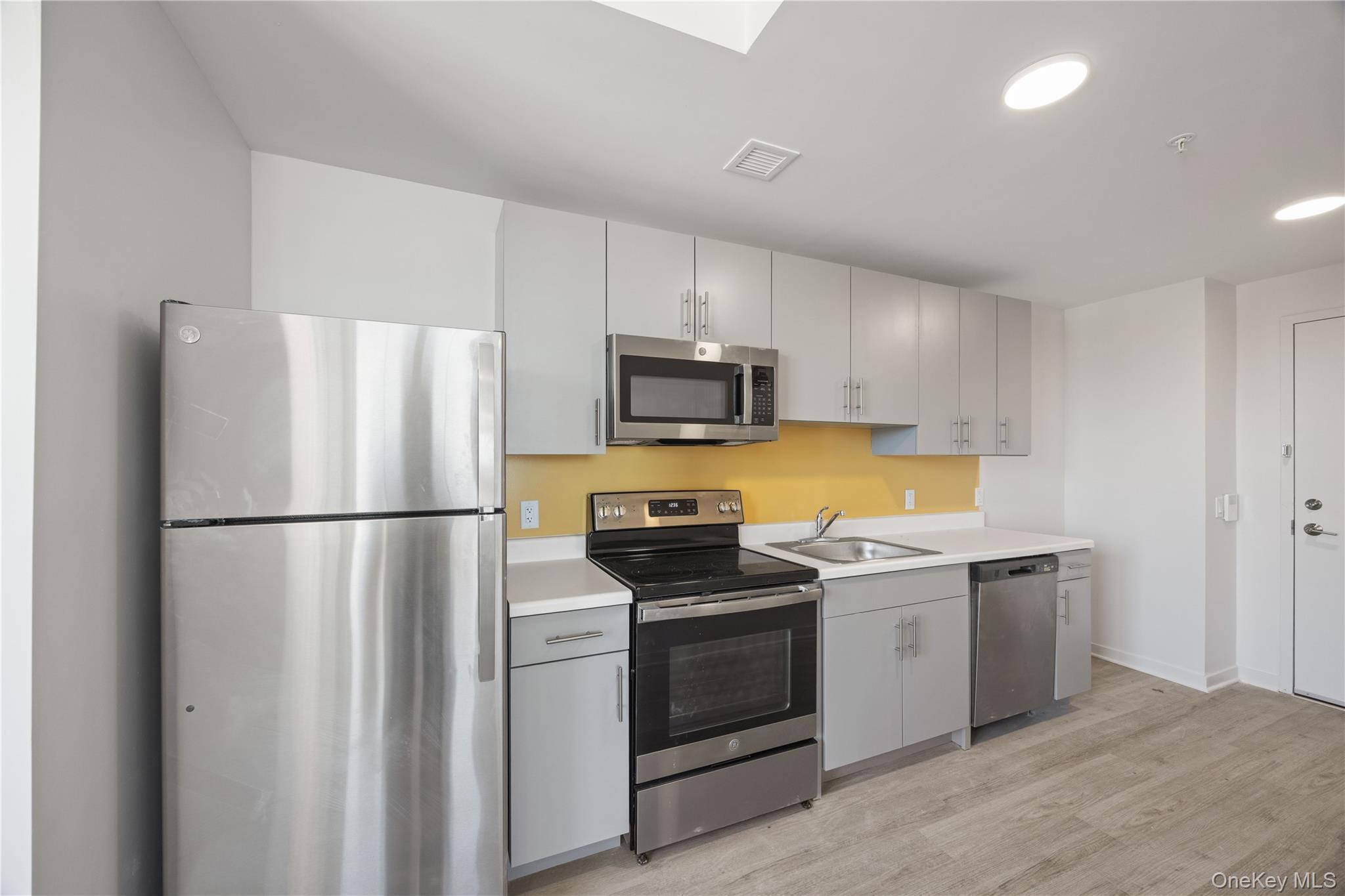 Designed for contemporary lifestyles, Regency on Hudson offers a warm and inviting live, work, play community in Yonkers. Enjoy open floor plan apartments with modern kitchens featuring stainless steel appliances. Located close to the Metro-North, local shops, and entertainment options, everything you need is right at your doorstep. Optional parking is available, and pets are welcome. Discover the perfect blend of comfort and convenience at Regency on Hudson. Tremendous value, no amenity fees â€“ call for specials.