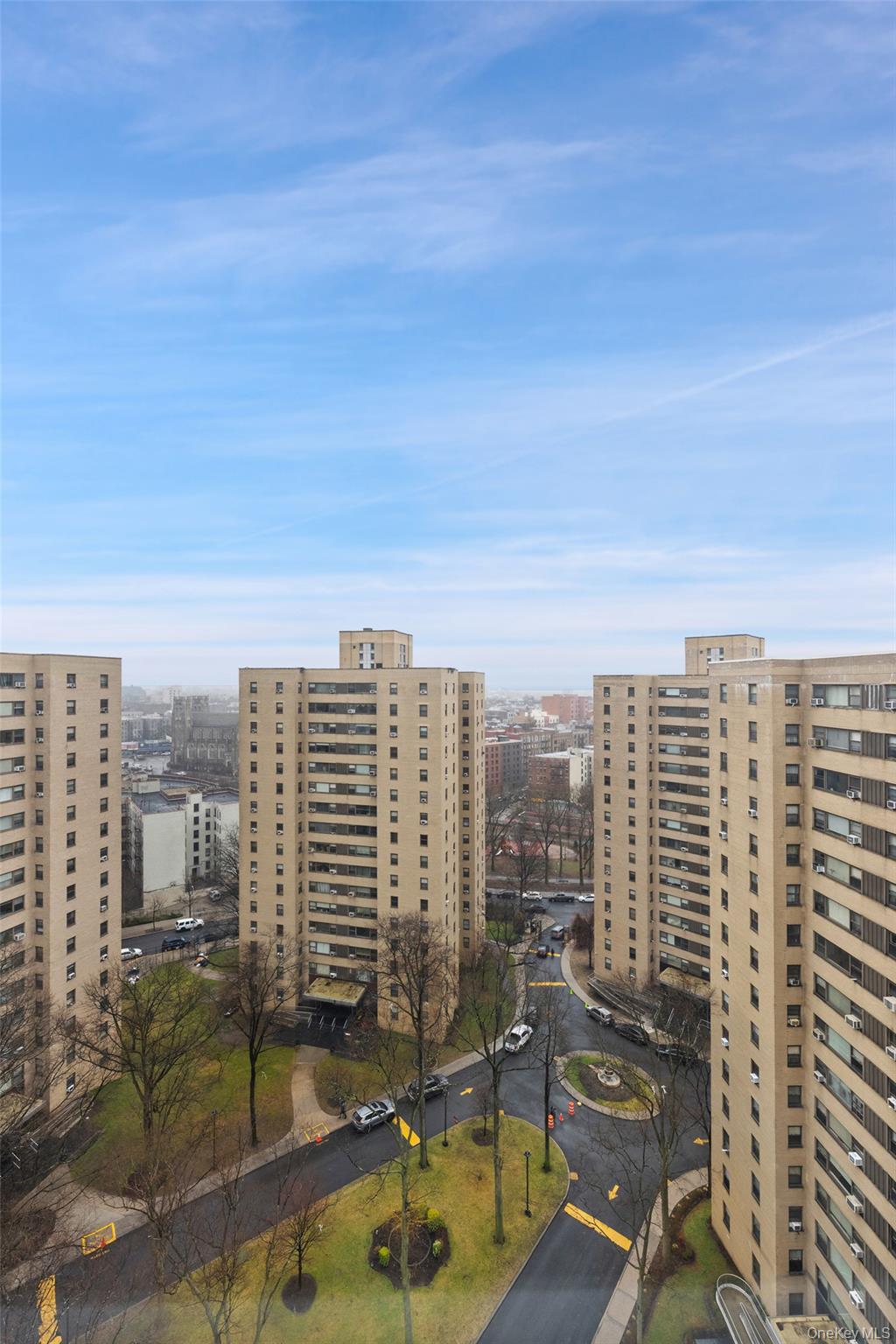 Nice one bedroom Apt in a gated community near all transportation and shopping centers. Please, schedule a showing